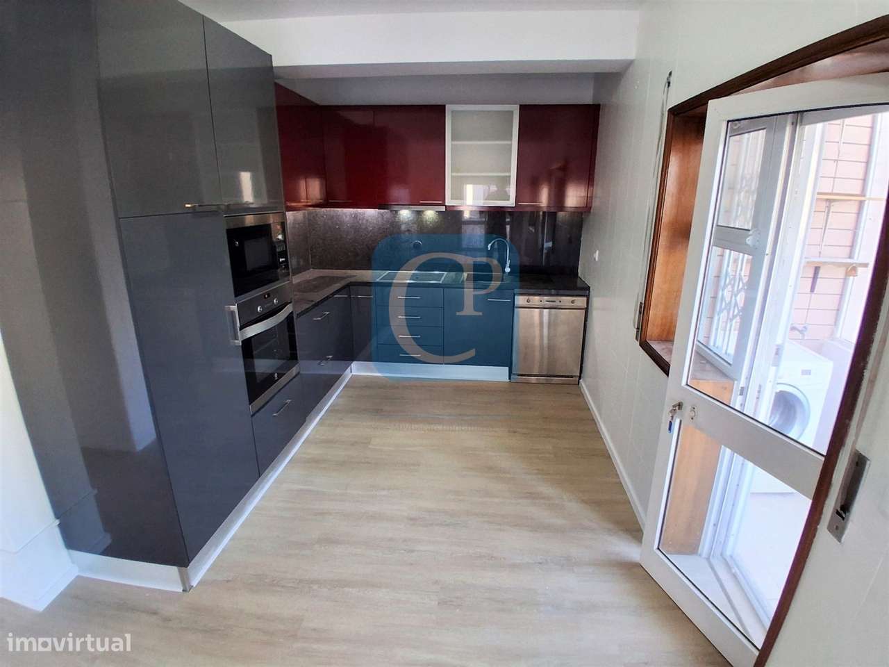 Apartamento T2 com varanda à estação do Metro de Campainha, Baguim do-17