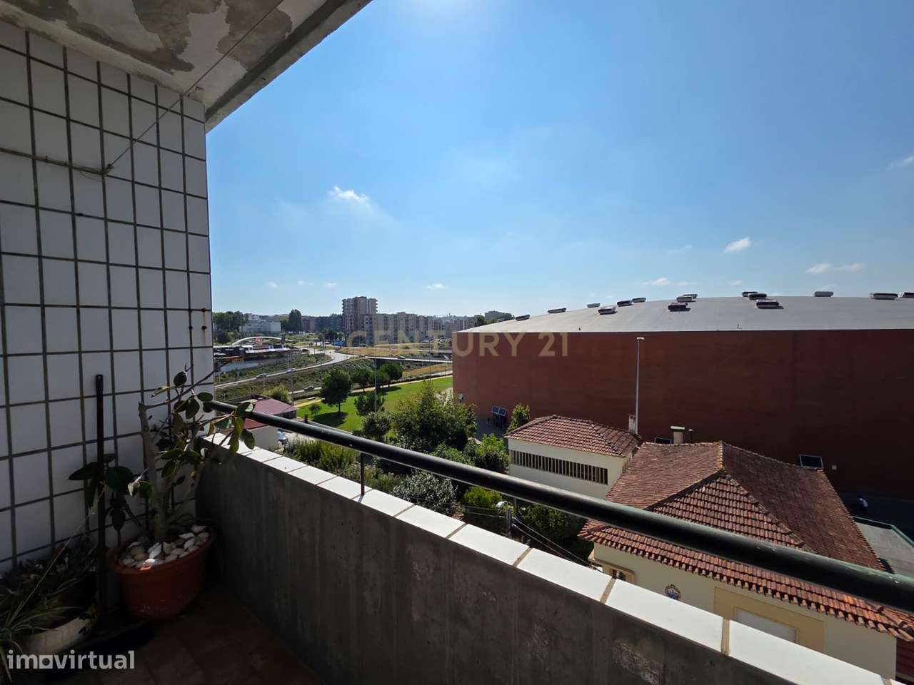 APARTAMENTO T2 | VARANDA | LUGAR DE GARAGEM | ARRUMOS | ELEVADOR | GON-19