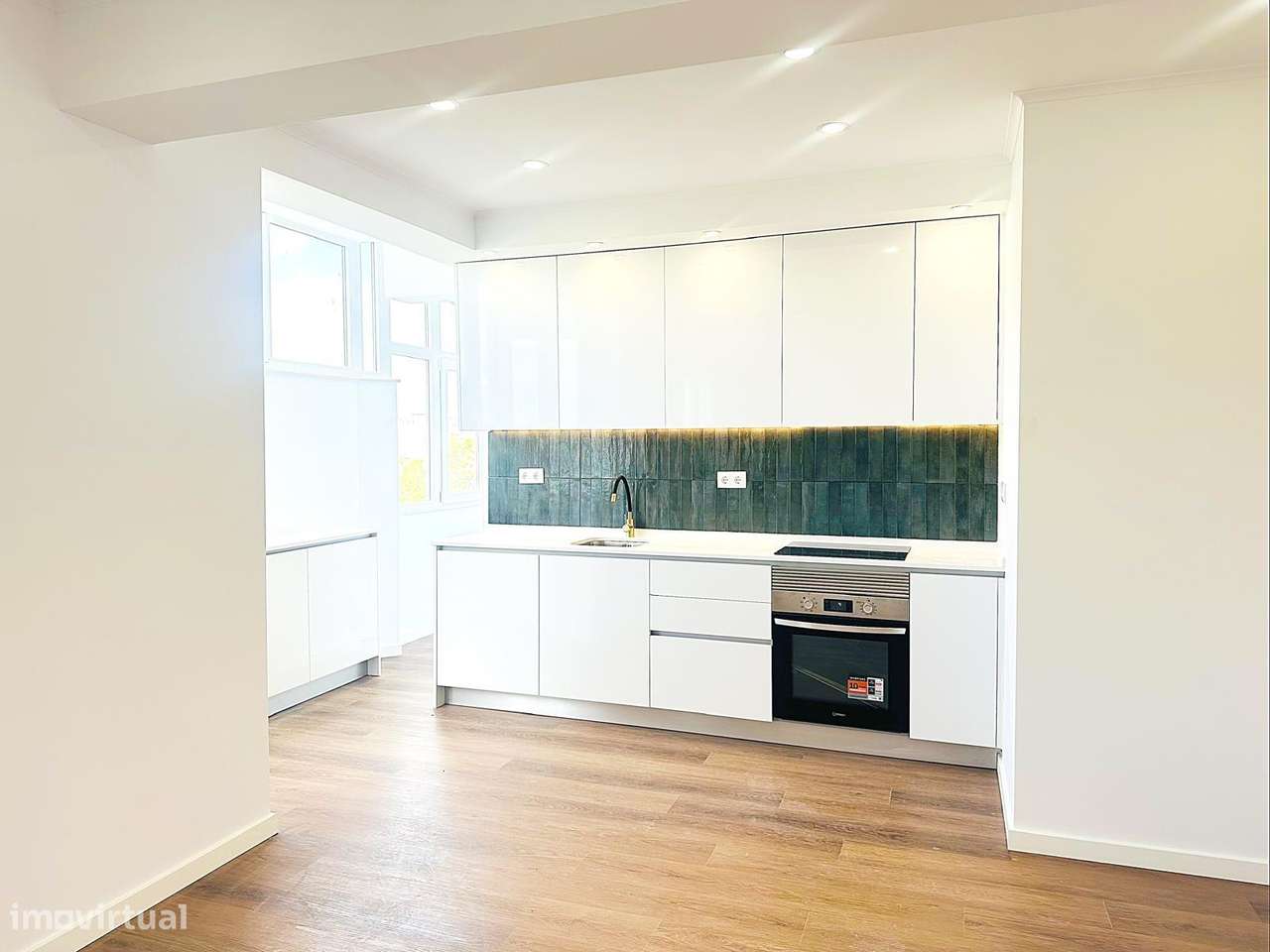 T2 Totalmente Remodelado na Reboleira - Pronto a Habitar!-3