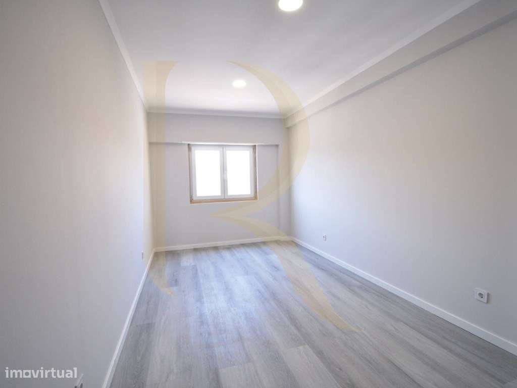 Apartamento T4 remodelado com varanda na Cruz de Pau-10