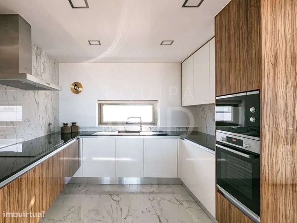 Moradia T3 de Luxo com Piscina Privativa-14