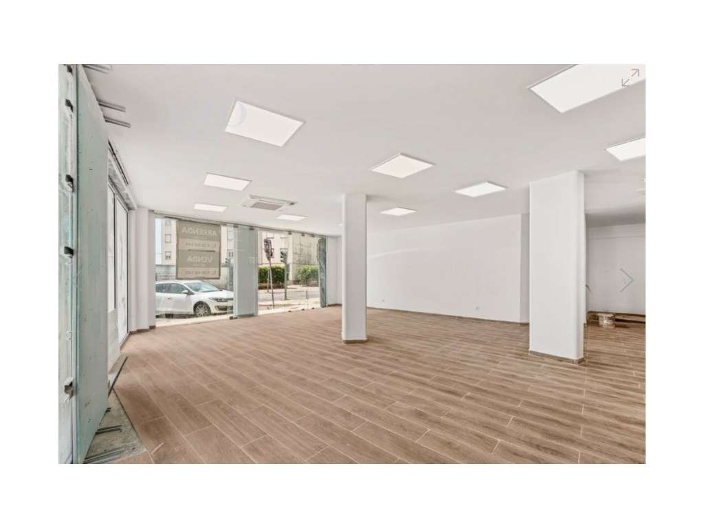 ESPAÇO COMERCIAL REMODELADO - RUA D. FILIPA DE LENCASTRE 18-0
