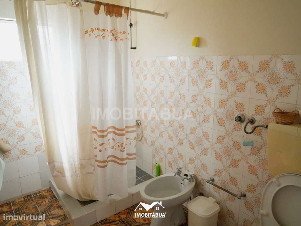 Moradia T2 com terreno, terraço e um anexo.-5