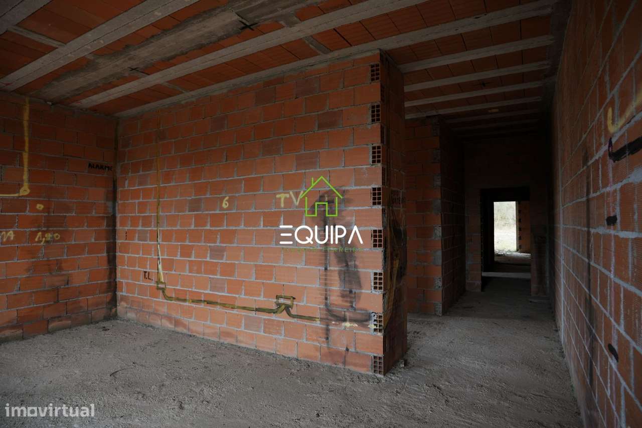 Terreno para construção (com moradia  T-5, construída em grosso), e-36