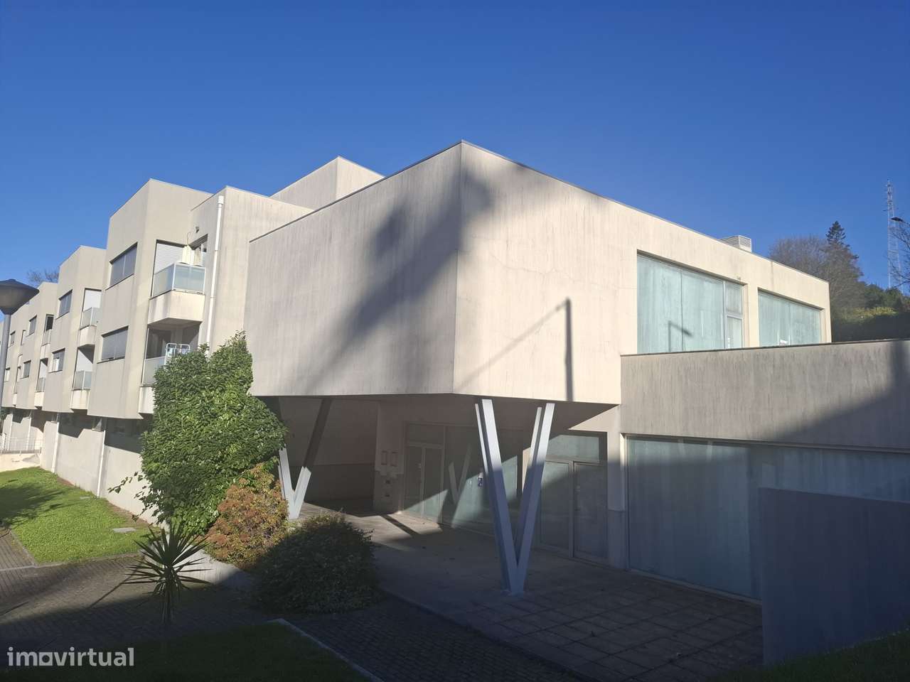Venda um edifício de lojas Azurem Guimarães-6
