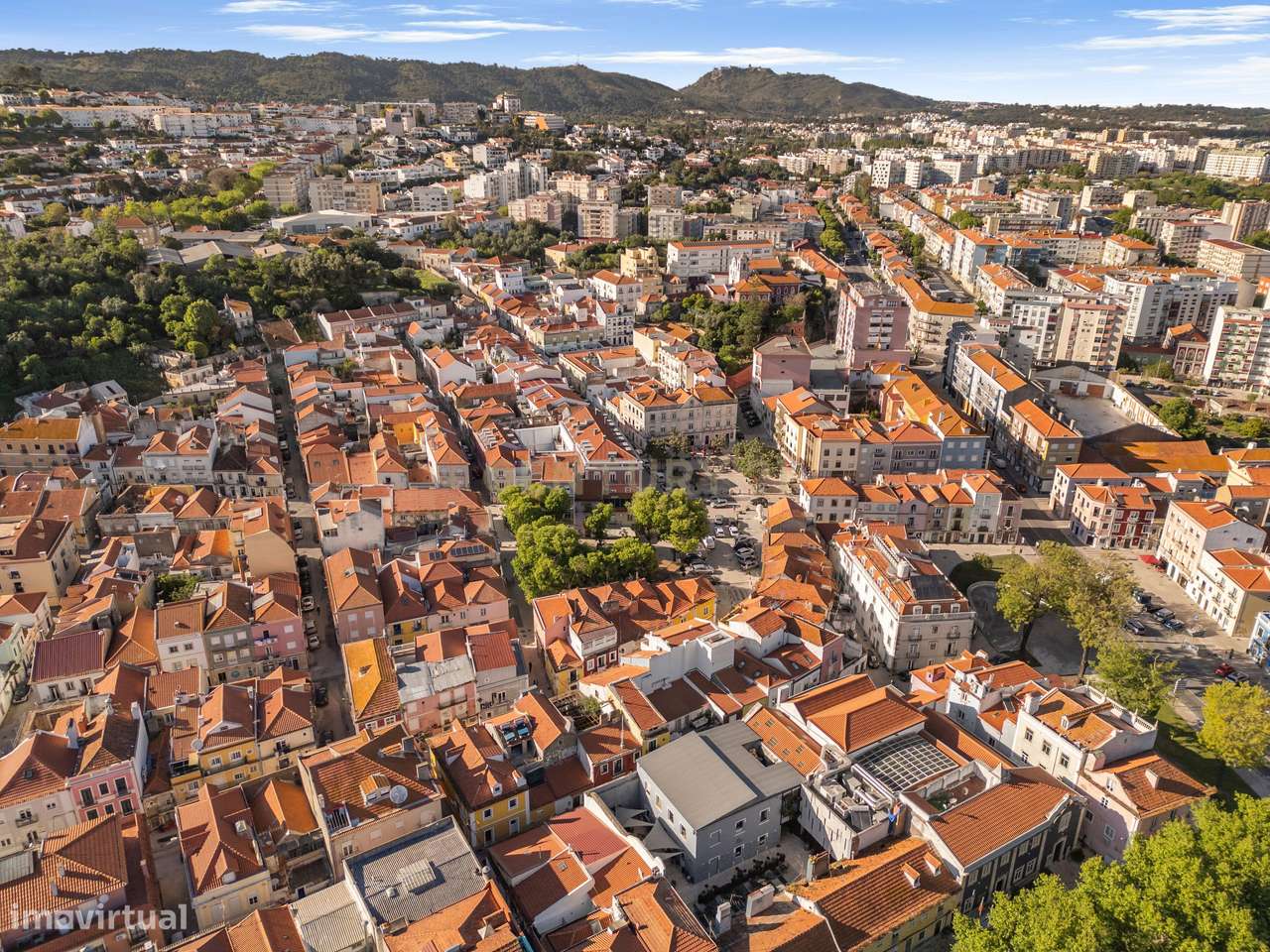 Prédio Totalmente Renovado com 2 apartamentos T1 e espaço exterior no-17