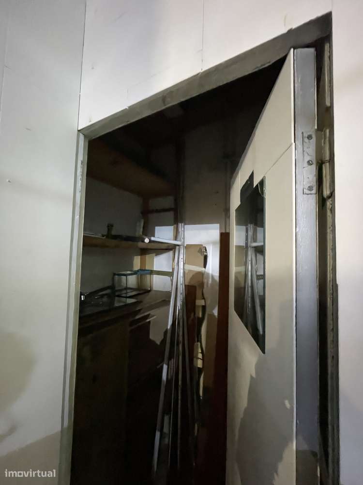 Excelente loja com montra generosa - Grande imagem: 3/8