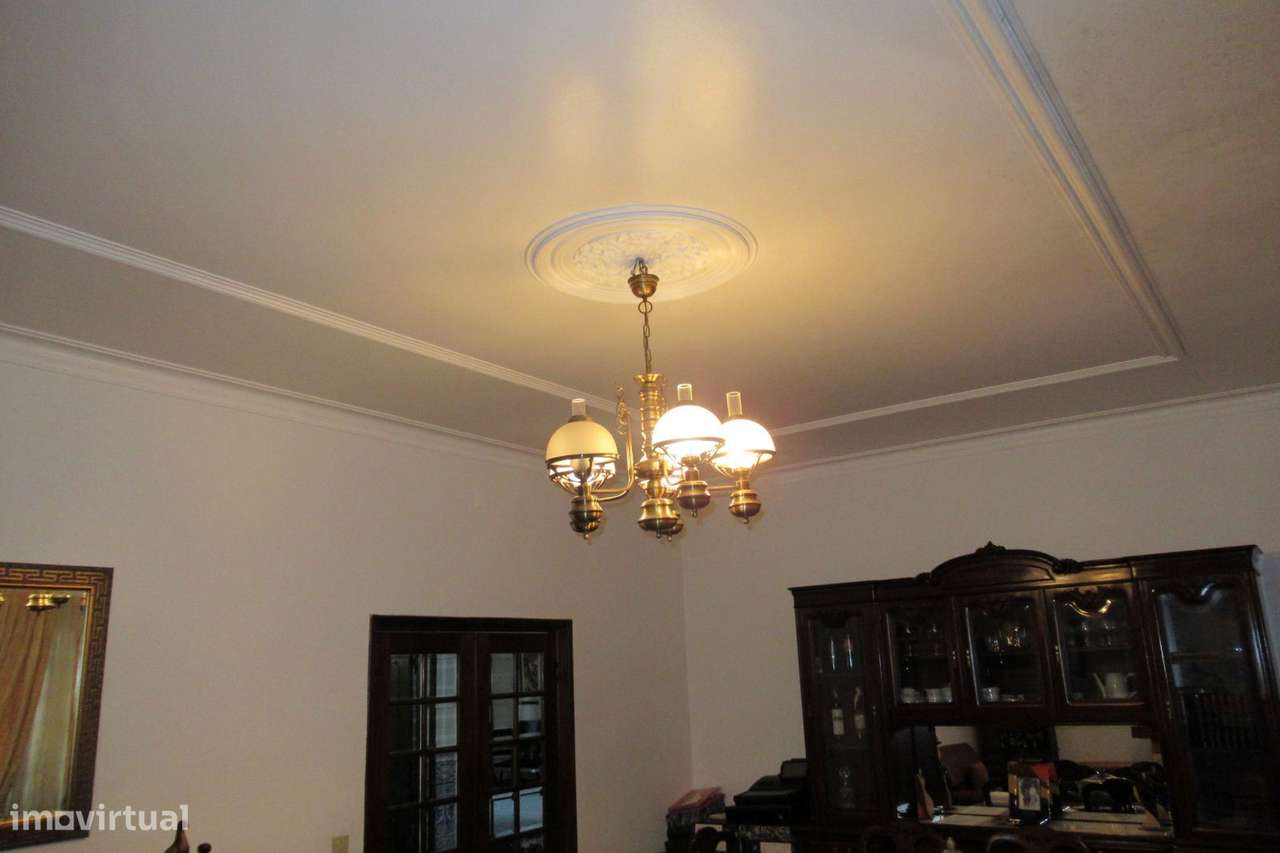 MORADIA ISOLADA COM COMÉRCIO E MORADIA DE R/C.-4