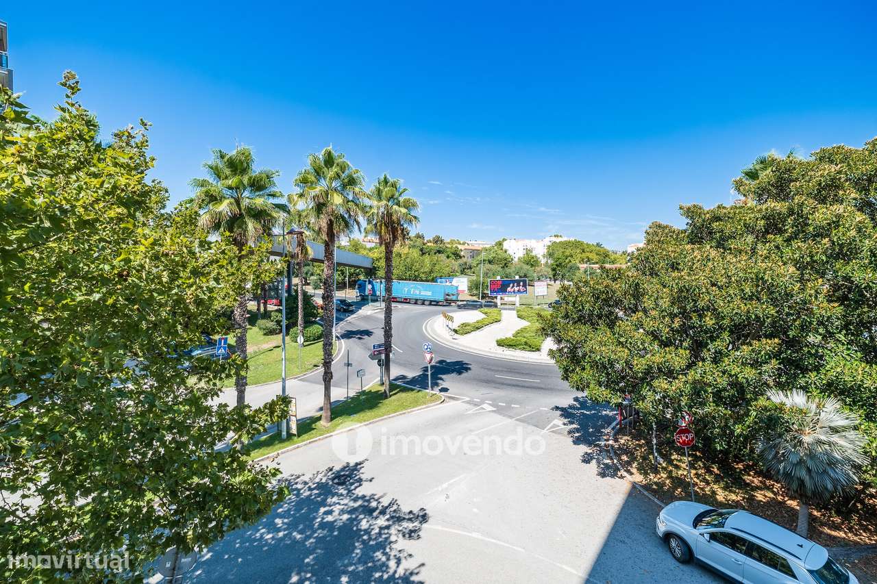 Apartamento T2 moderno, com garagem e varanda enorme, na Malvarosa-22
