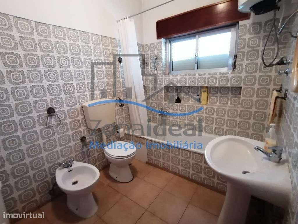 MORADIA COM 2 PISOS , OITO DIVISÕES, GARAGEM E LOGRADOURO - LOCALIZ...-18