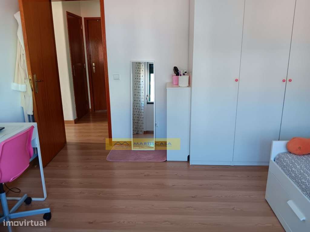 Moradia T4 totalmente remodelada, garagem, sotão e espaço exterior,...-32