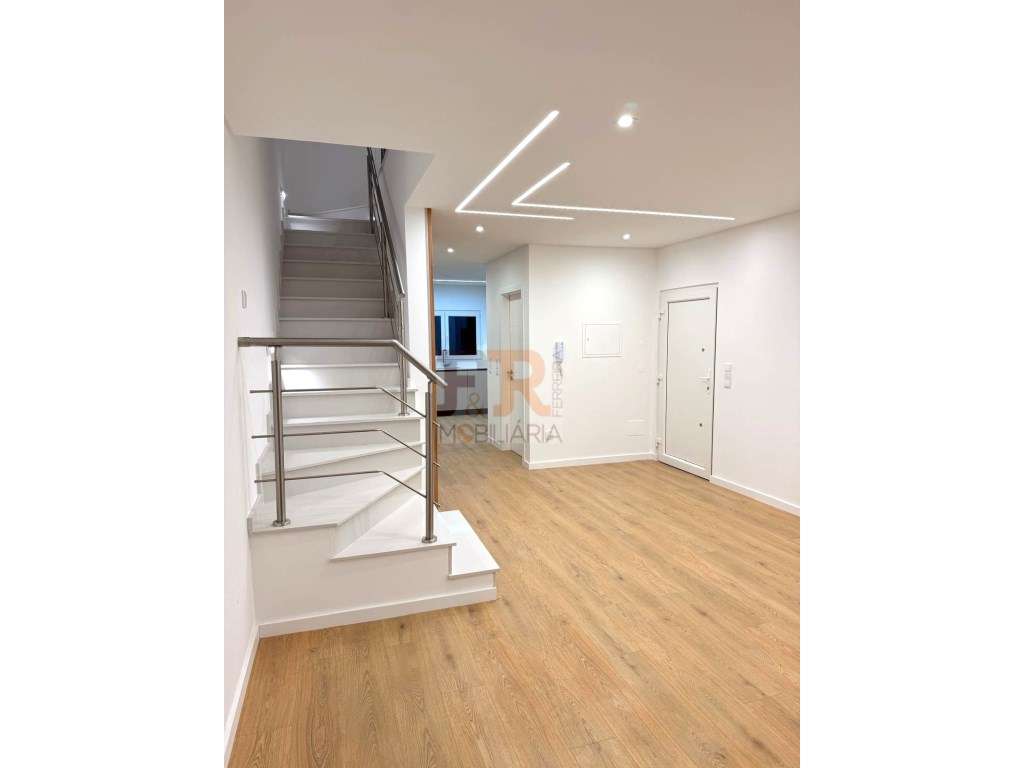 Moradia Geminada Gaveto T3 com Garagem Quinta do Conde-14