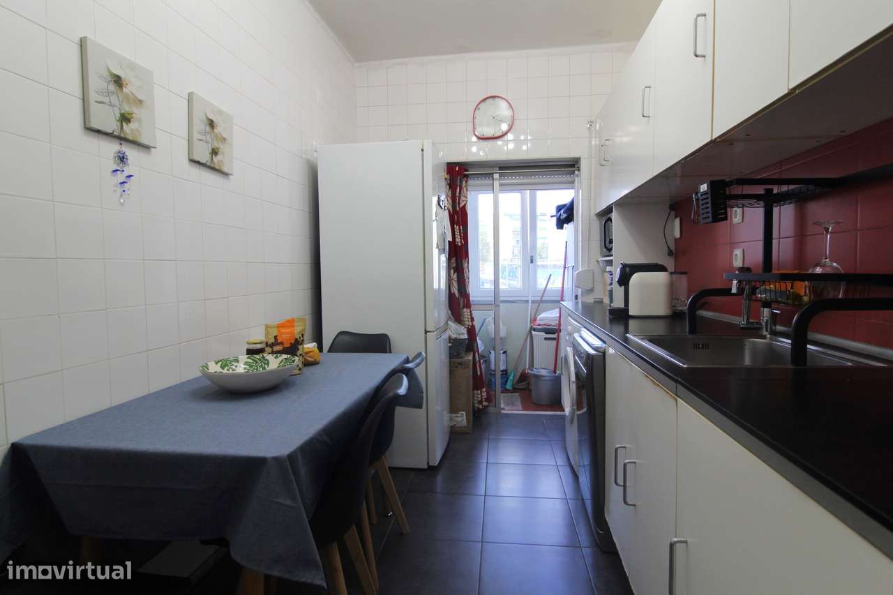 LARANJEIRO - Apartamento T3 semi-remodelado com 2 WC! - Grande imagem: 2/14