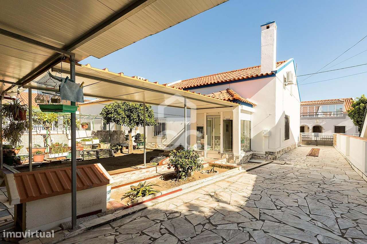 Moradia térrea com quintal, garagem e sótão, em lote de gaveto com 324 - Grande imagem: 3/54