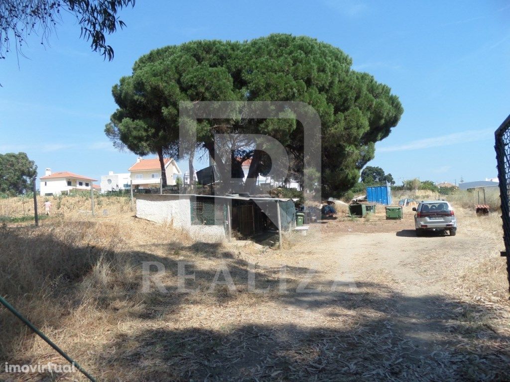 Terreno para arrendamento com 5114 M2 em Paio Pires