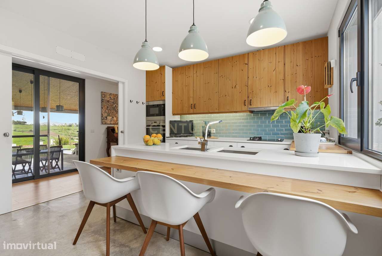Quintinha T4 com edificação contemporânea no coração do Oeste, com ter-13
