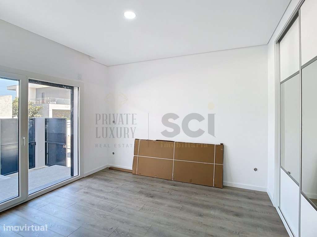 Moradia Térrea independente T3+1 em Fernão Ferro, boas áreas-11