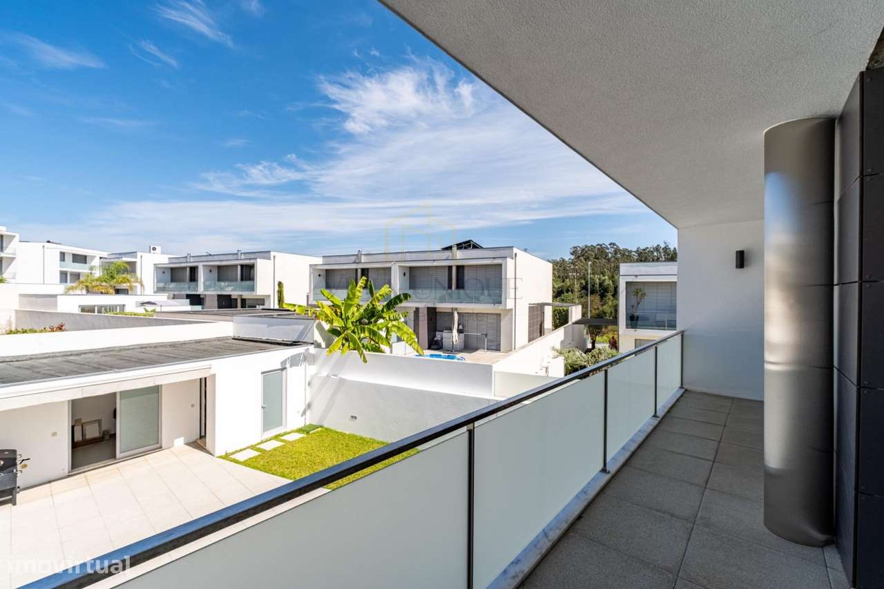 Moradia Geminada T3 com Suite, Jardim de Inverno, Garagem Fechada...-31