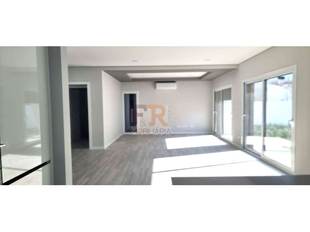 'PRONTA 'ISOLADA TERRÉA T4 COM PISCINA FERNÃO FERRO - Grande imagem: 5/38