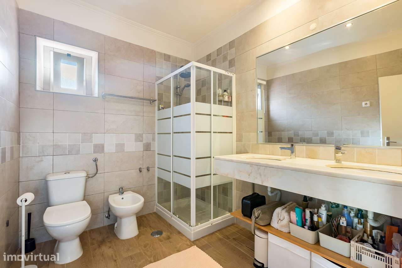 Apartamento T3 com vista desafogada entre Santa Catarina e Chiado-15