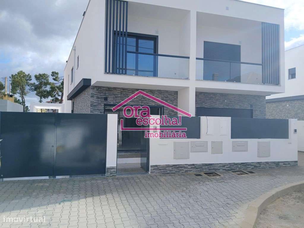 Oportunidade Moradia Geminada em Fernão Ferro de 4 Assoalhadas.-6