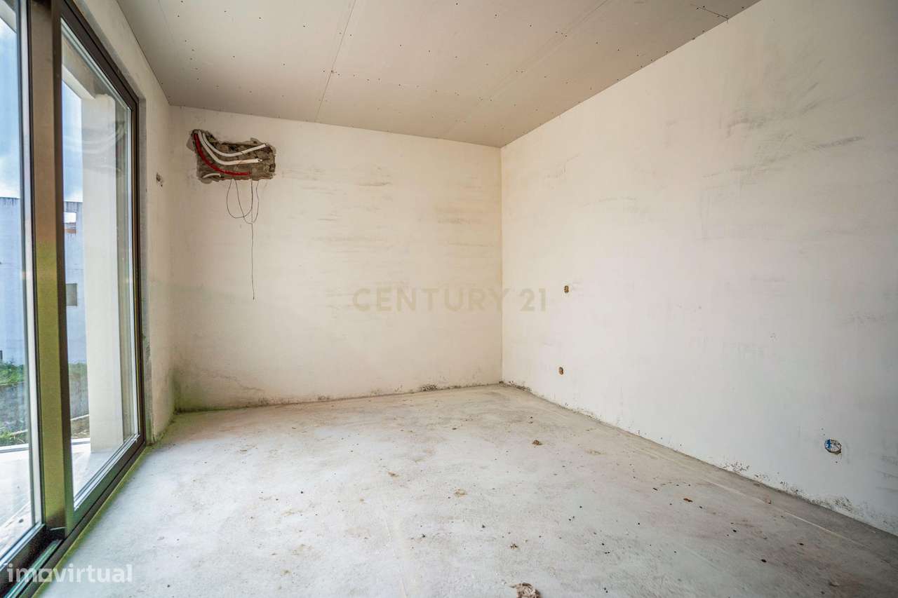 Moradia T3 com Piscina e Jardim em Salir do Porto-44