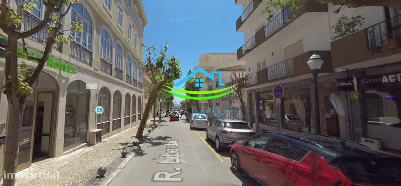 Loja na rua da Liberdade com 2 montras-5