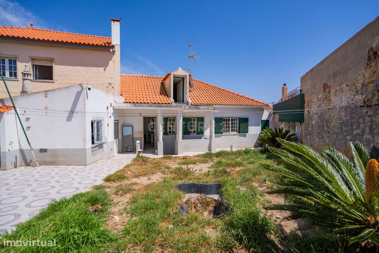 Propriedade composta por prédio, moradia e terreno em Salir do Porto-25