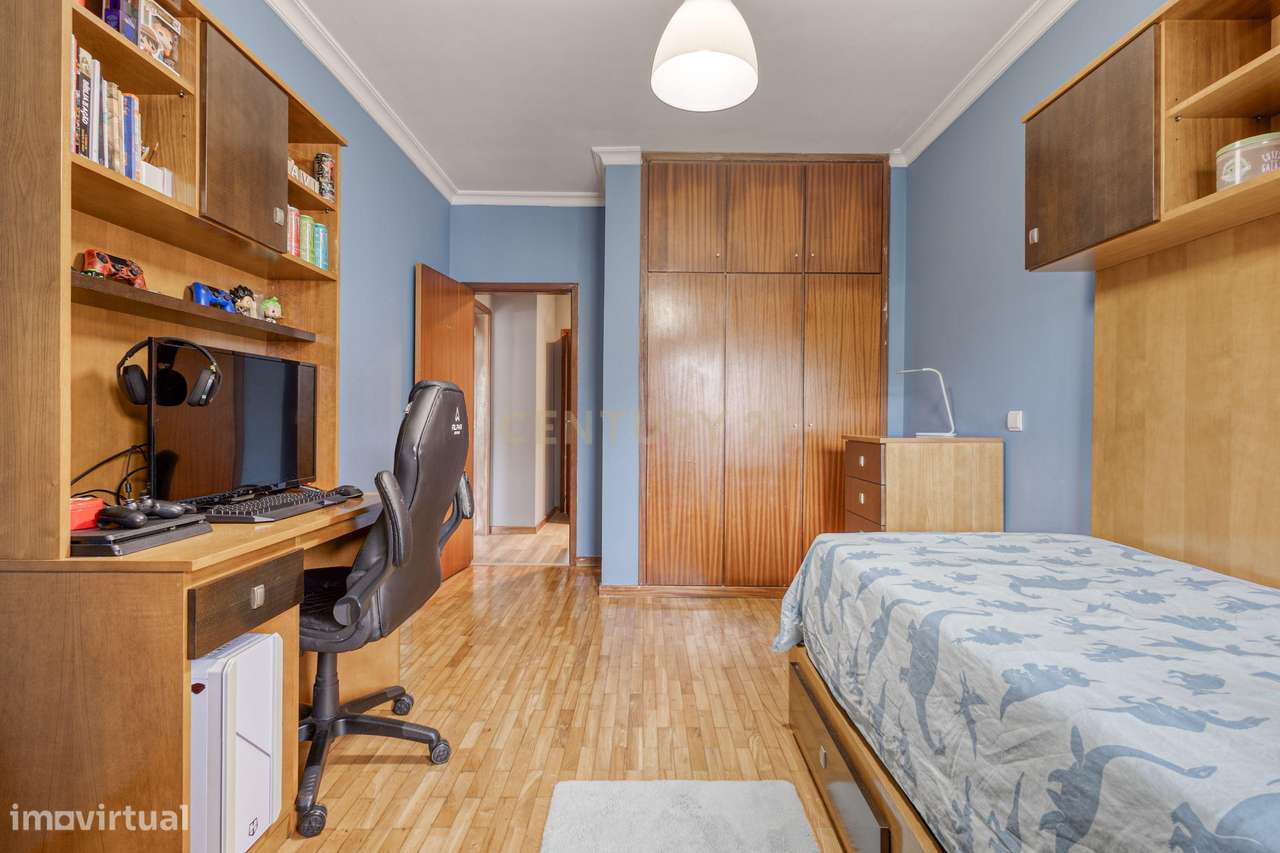 T3 com 3 varandas e Box fechada em Paredes-16