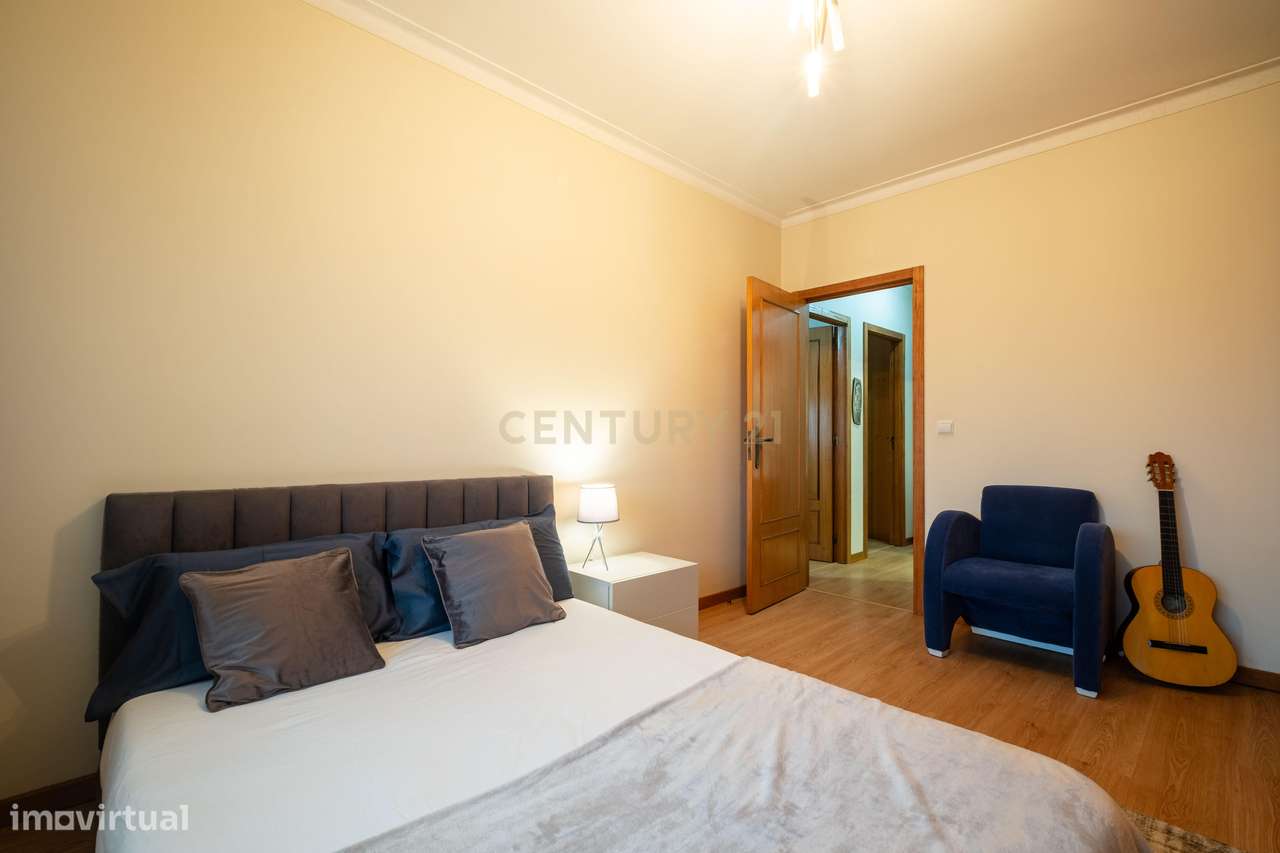 Apartamento T3 Renovado, com aquecimento central, varanda e lugar de g-15