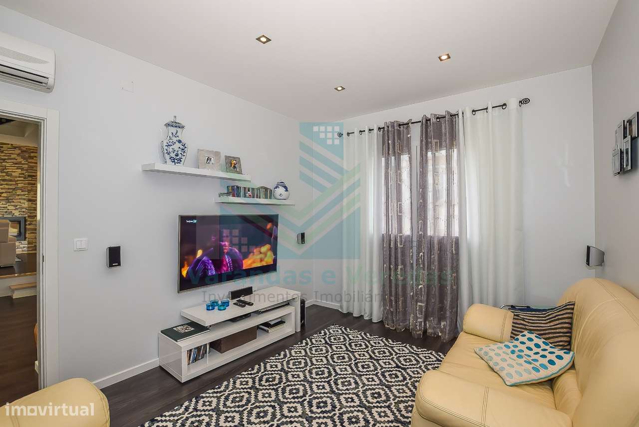 Moradia de luxo T5 com piscina e anexo-14