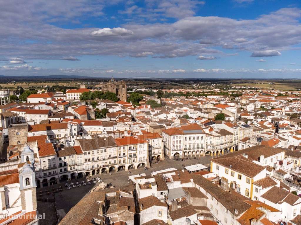 Moradia junto à Praça do Giraldo em Évora, nas arcadas medievais da... - Grande imagem: 3/60