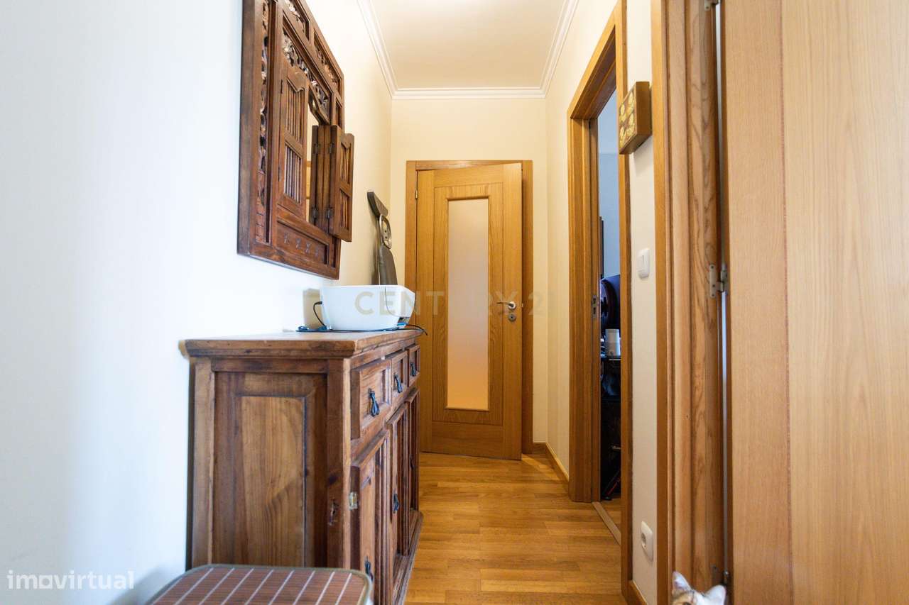 Apartamento T2 na Ribeirada com Garagem e Arrecadação-33