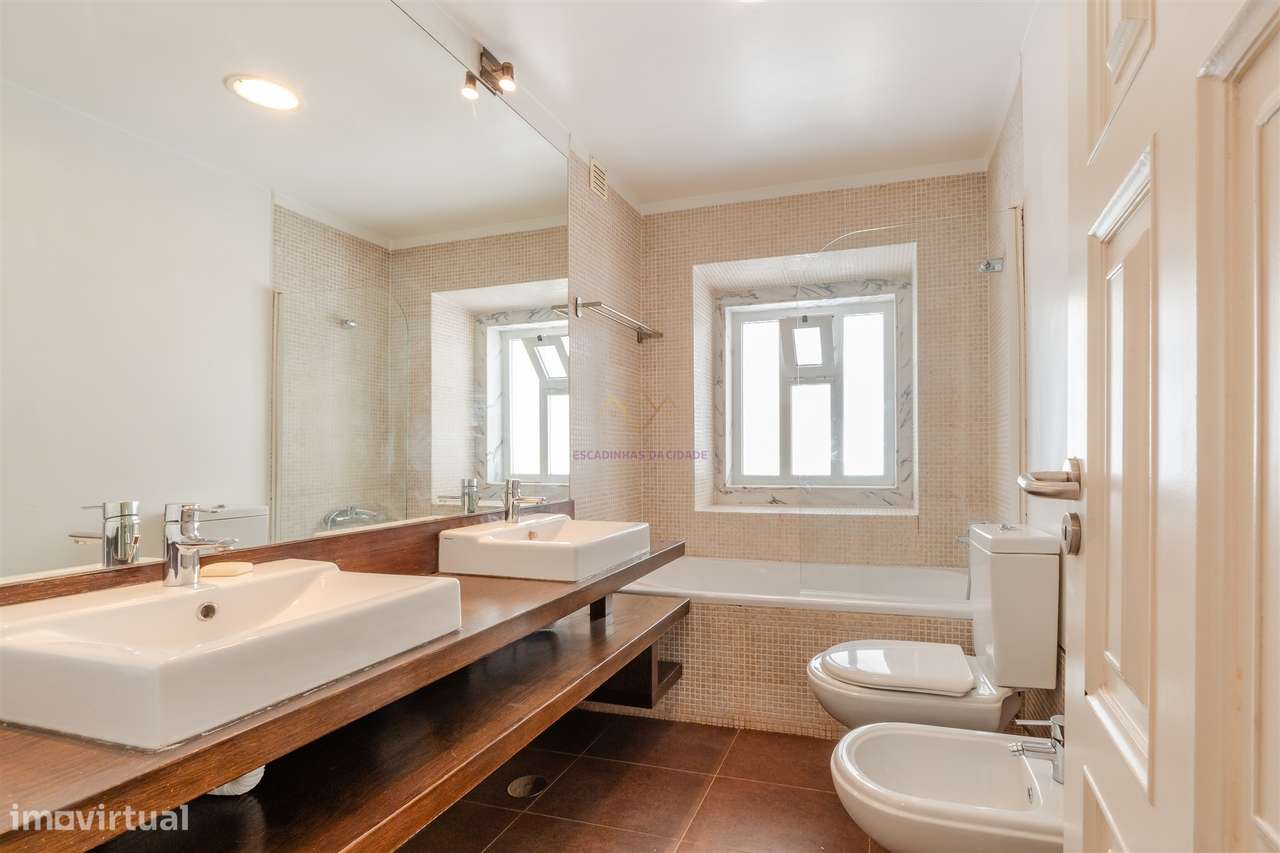 Elegância na Lapa: T2+2 com Alma e Vista Desafogada-12