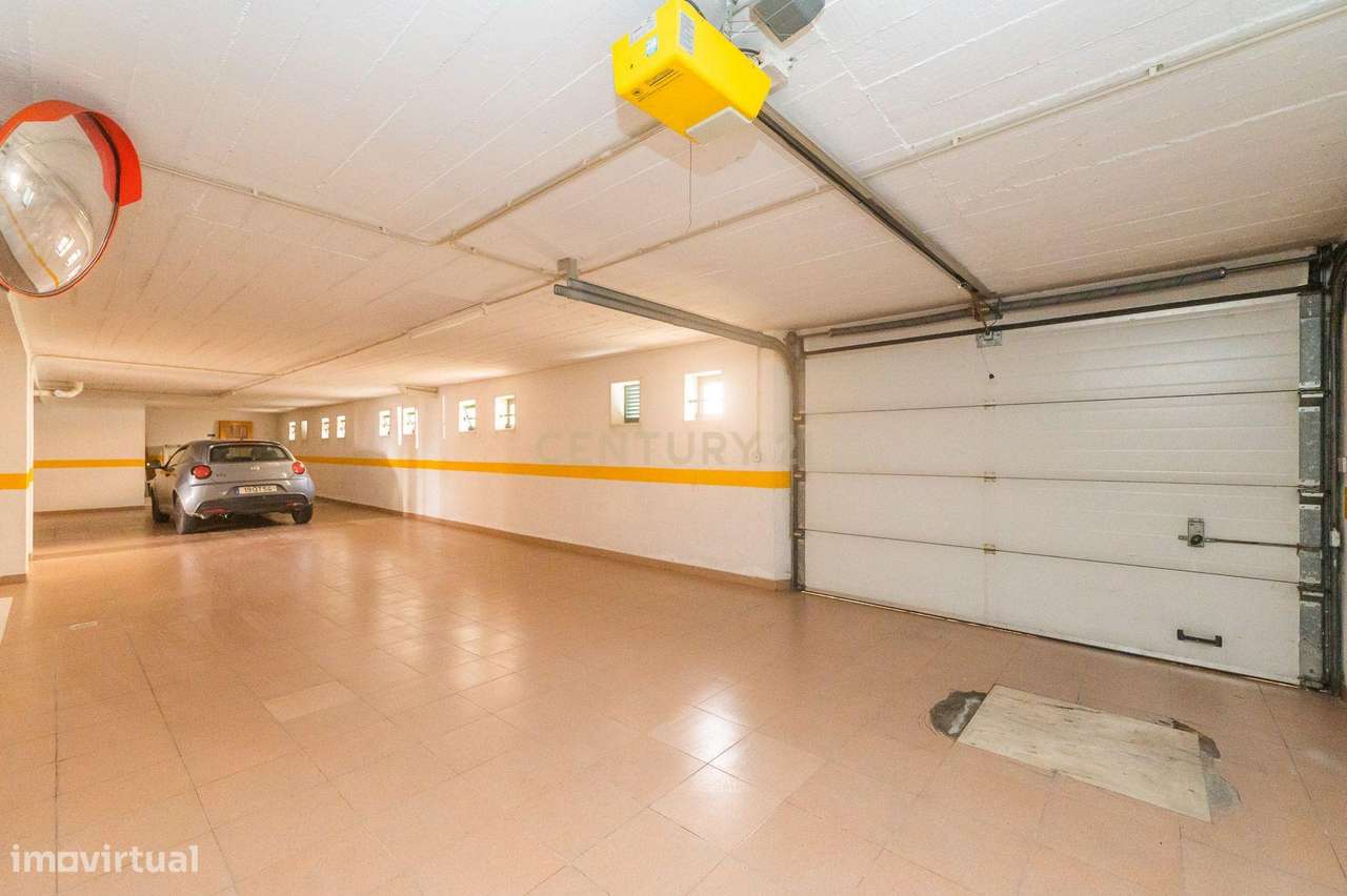 Apartamento T3 com Garagem em Loures-34