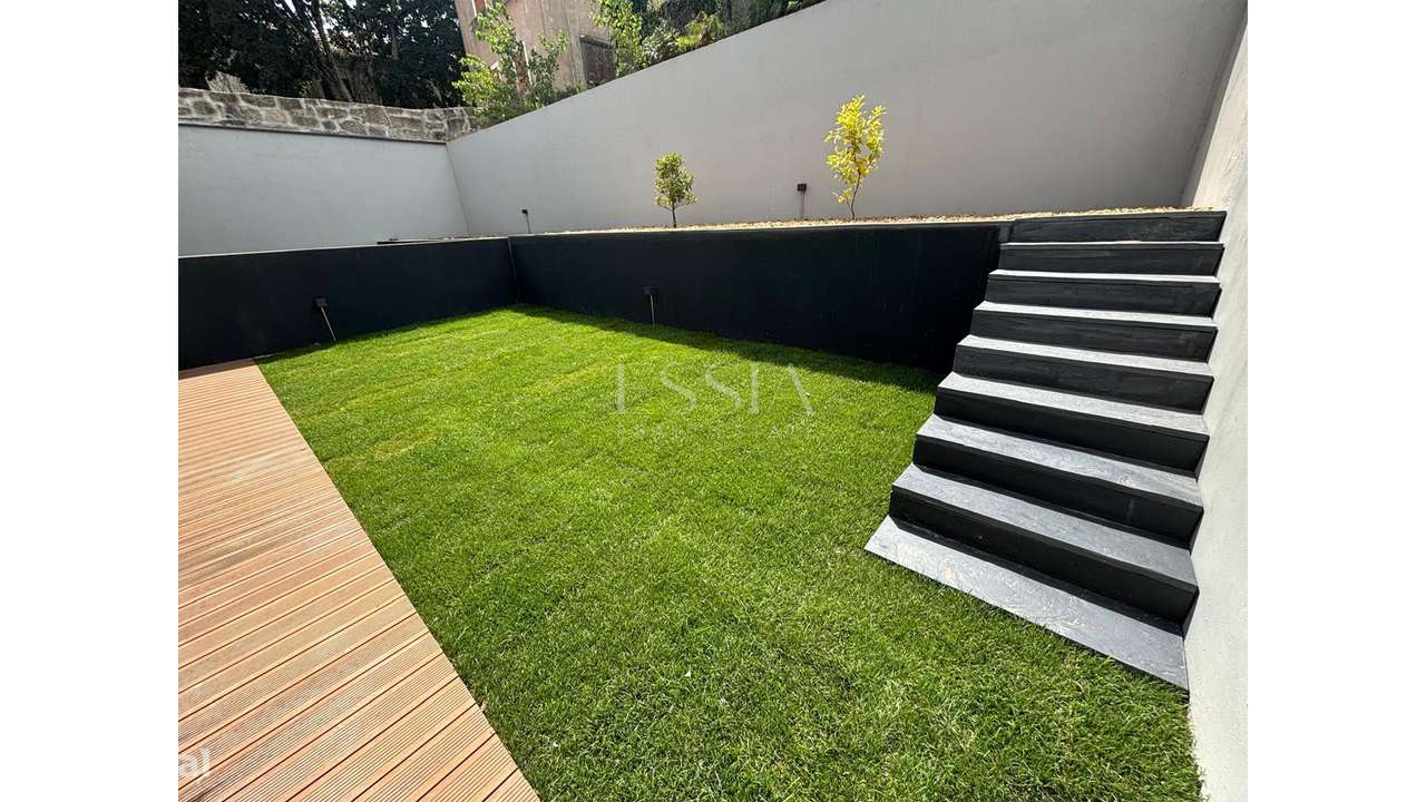 Moradia Geminada T3+1 com Jardim e Três Frentes na Boavista-15