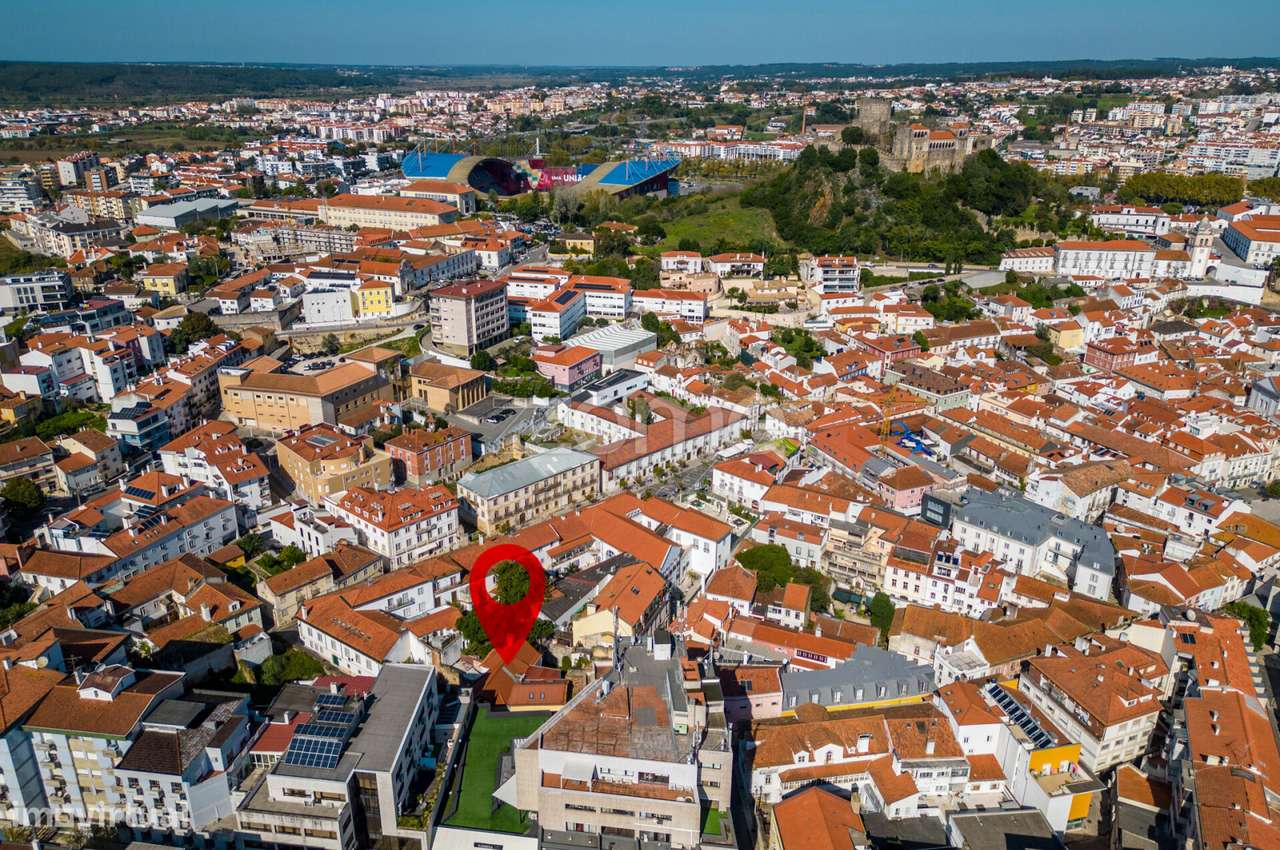 Prédio com grandes áreas no Centro de Leiria-44
