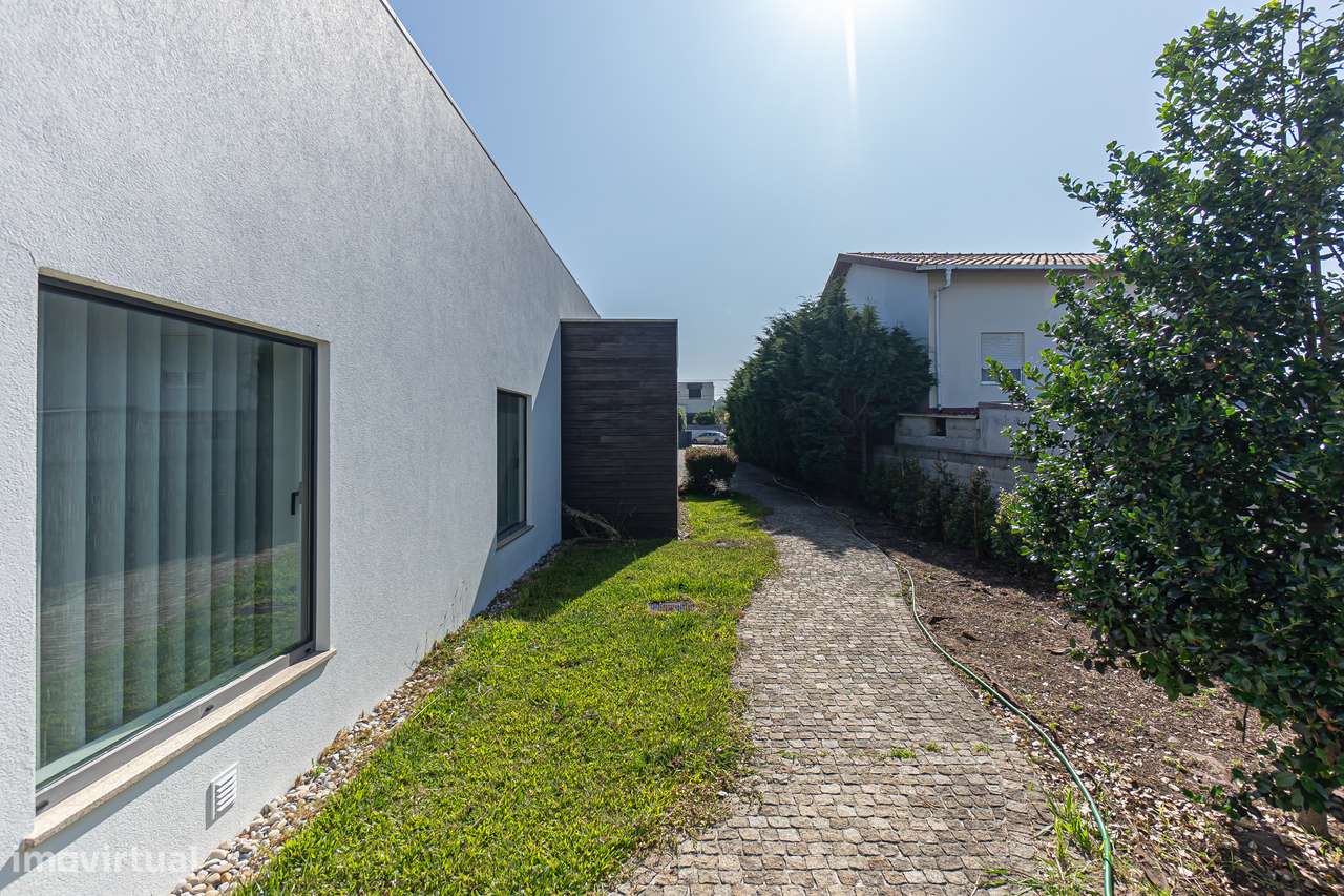 MORADIA TÉRREA T3 de LUXO a 1KM da PRAIA , com 348 m² em LOTE 2300 m²-20