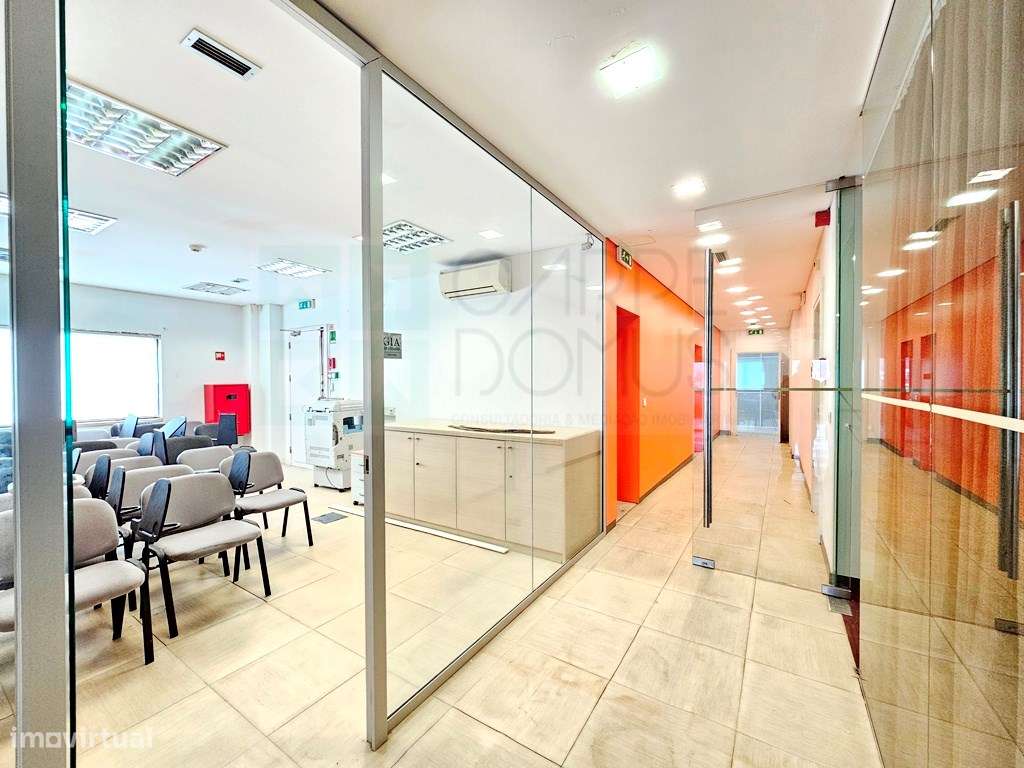 Espaçoso e funcional escritório com 600m2, em Carnaxide, Oeiras - Grande imagem: 3/60