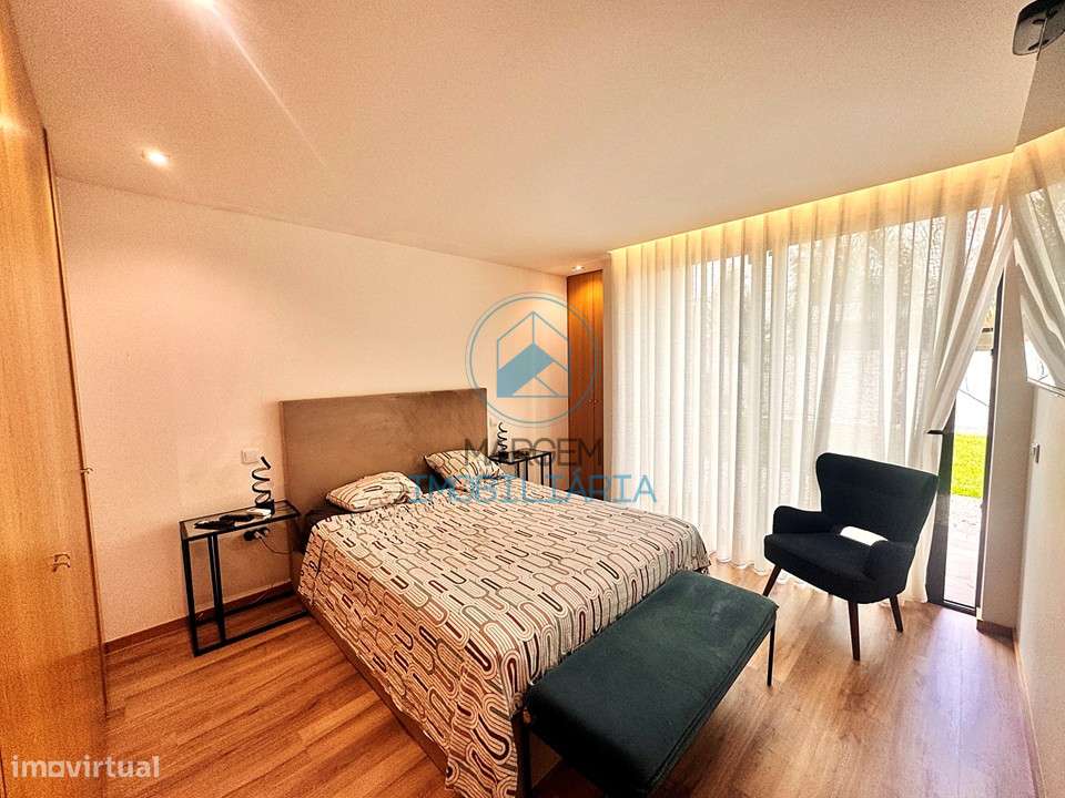 Moradia térrea individual – Painéis; AC; Lareira, Garagem-19