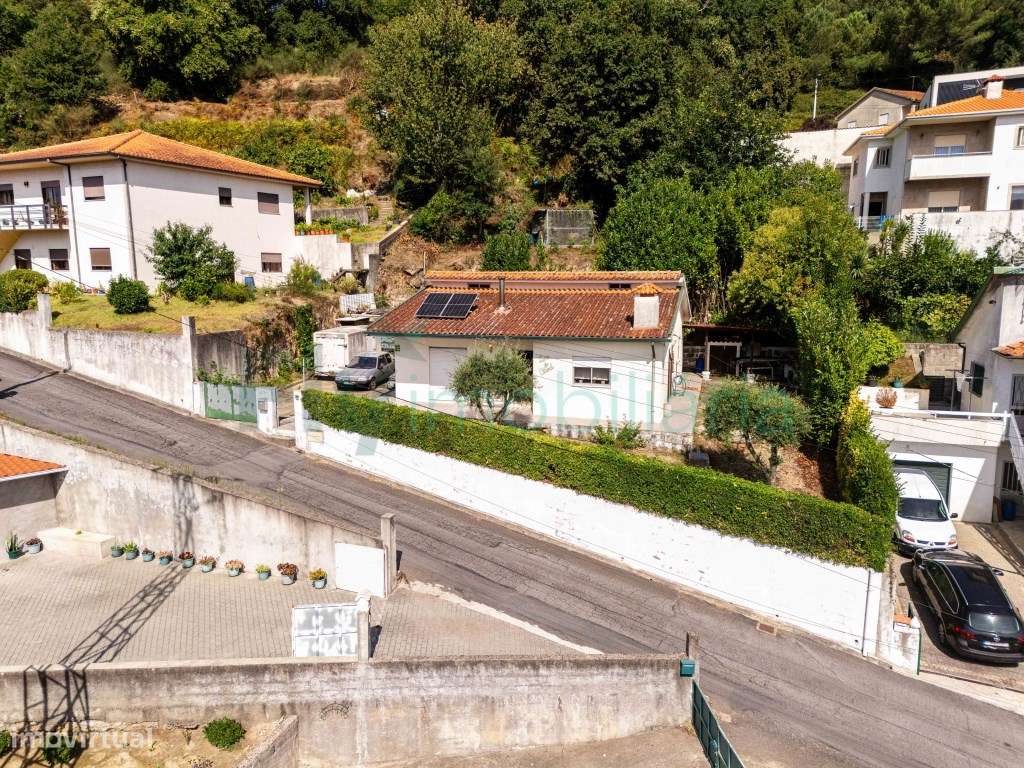 MORADIA TÉRREA COM GRANDE POTENCIAL | GARAGEM E JARDIM-3