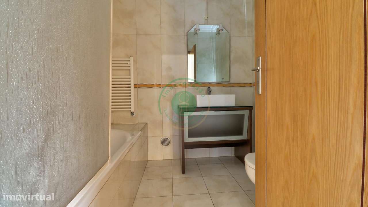 Apartamento T3 com 2 Garagens-18