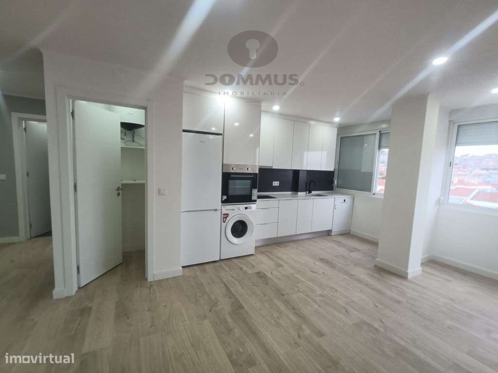 Apartamento T4 Totalmente Remodelado na Damaia-3