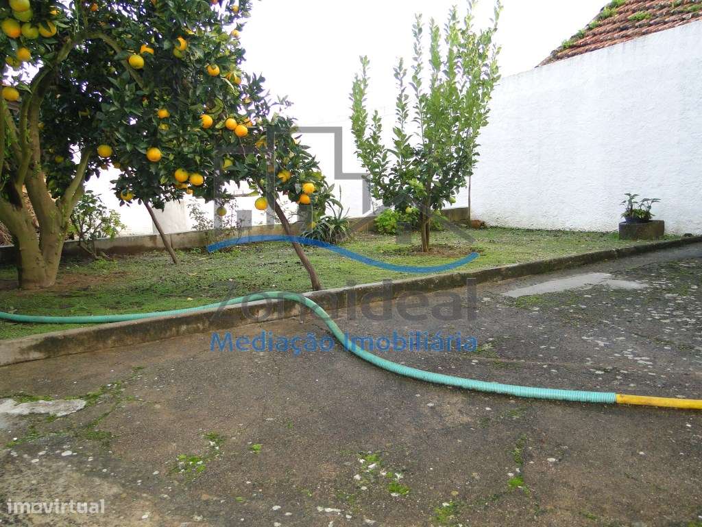 Moradia com dois pisos, nove divisões, anexos, garagem e logradouro...-29