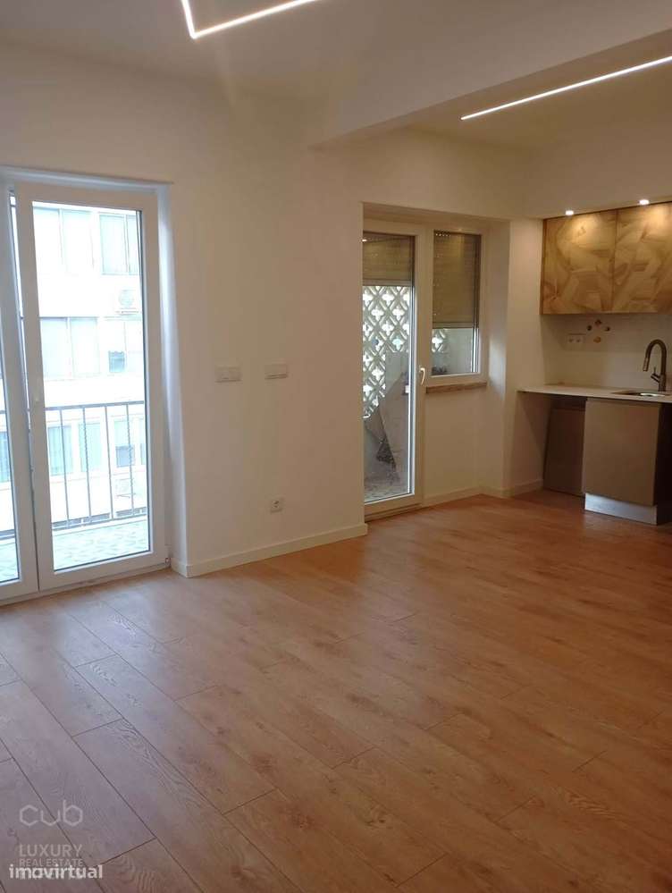 Apartamento T2 Remodelado no Coração de Almada — Elegância, Luz e Cent-1