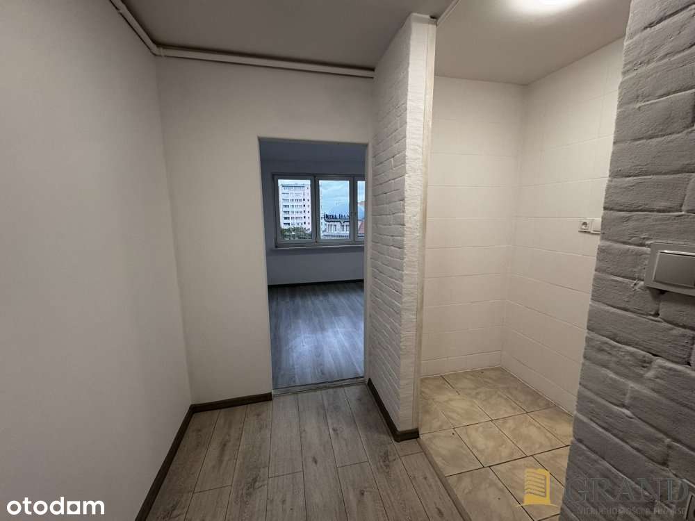 Kawalerka w centrum z balkonem-4