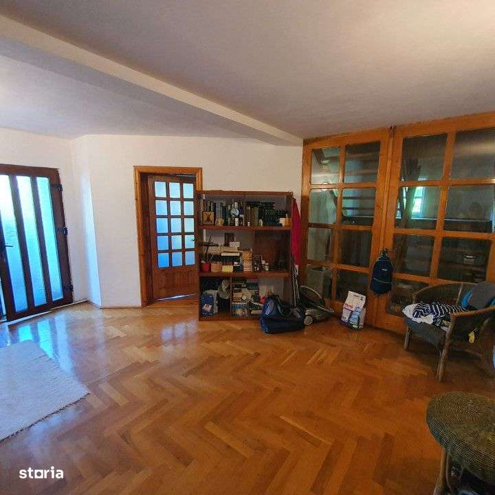 Vila deosebita cu o oaza de verdeata - Imagine principală: 5/19