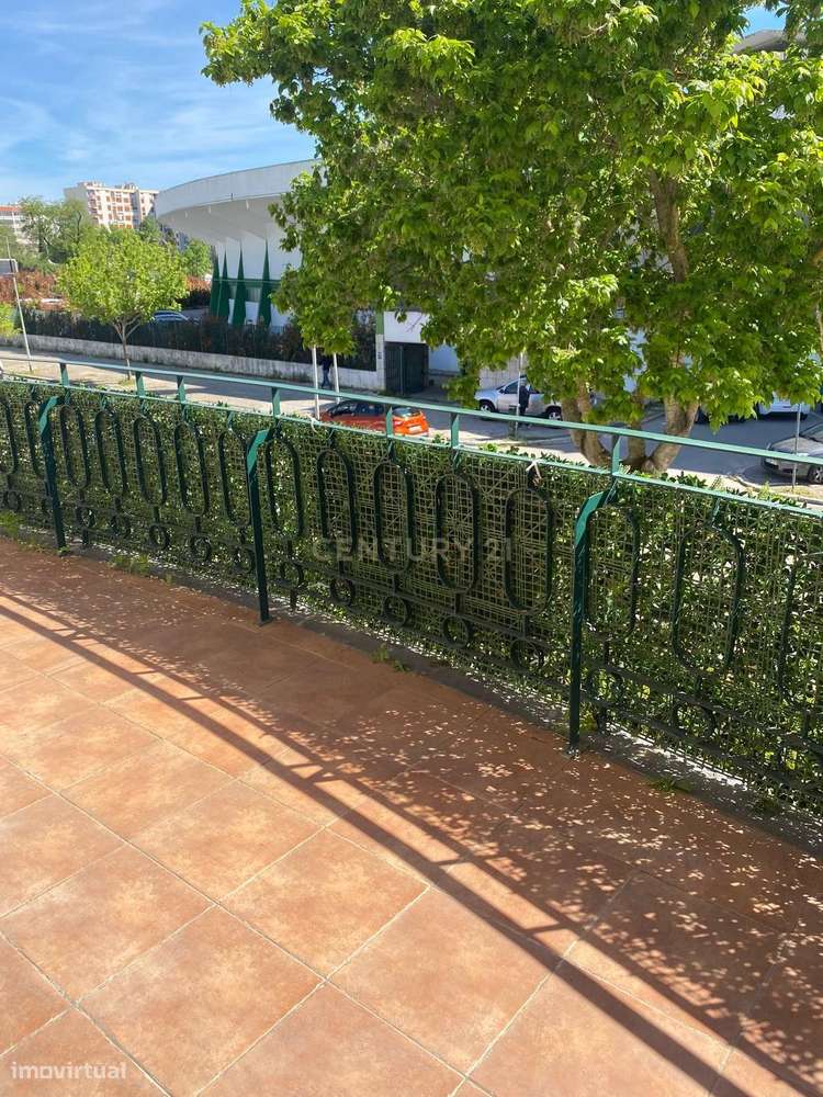 Espaço, Elegância e Localização Privilegiada – Andar de Moradia T5 no-19