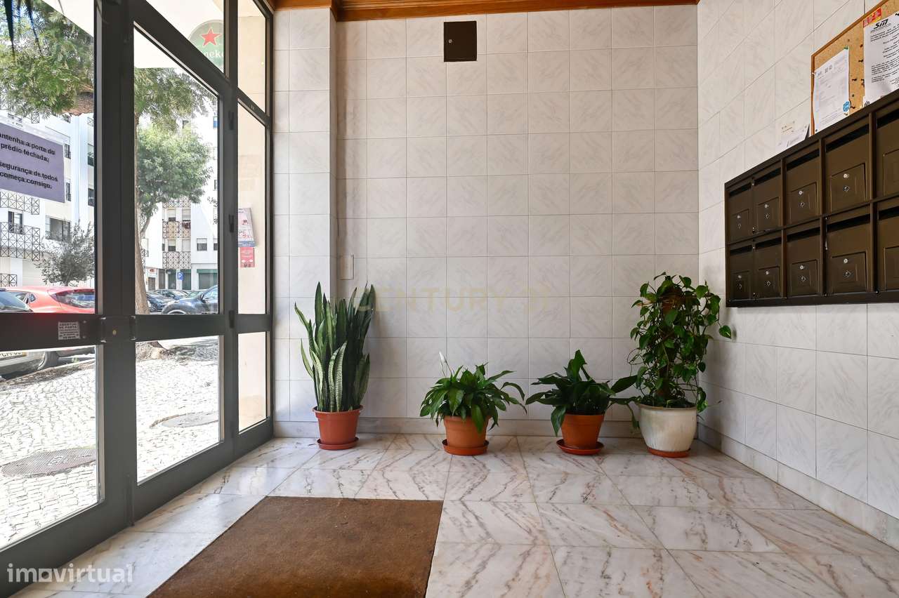 Apartamento T3 semi-remodelado, luminoso e pronto a habitar, na Rincho-21