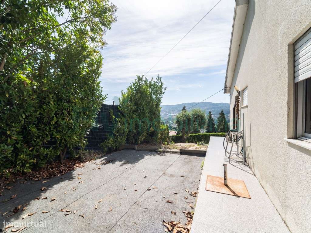 MORADIA TÉRREA COM GRANDE POTENCIAL | GARAGEM E JARDIM-32